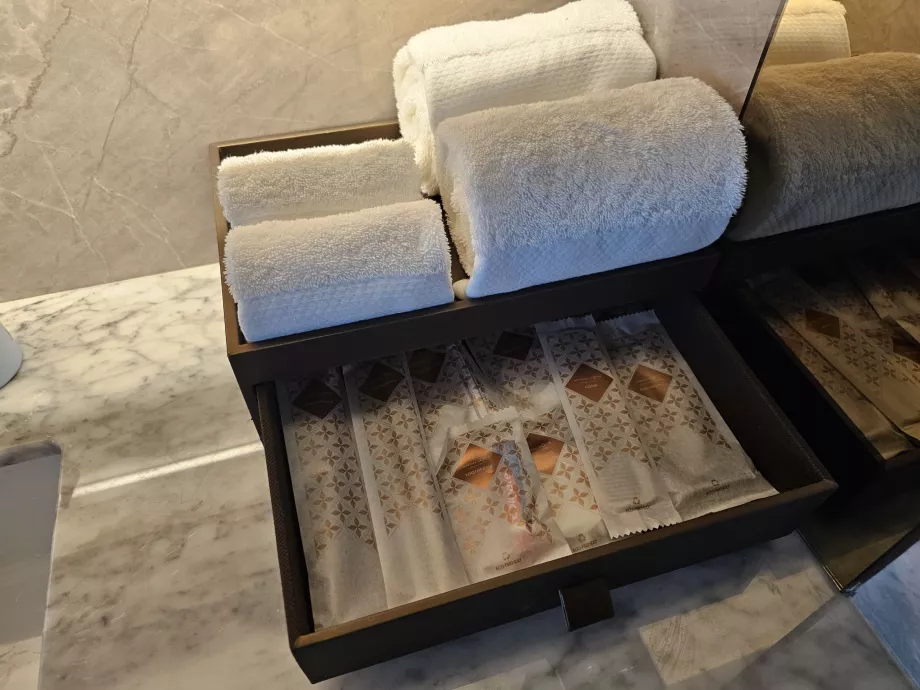 Peralatan di kamar mandi