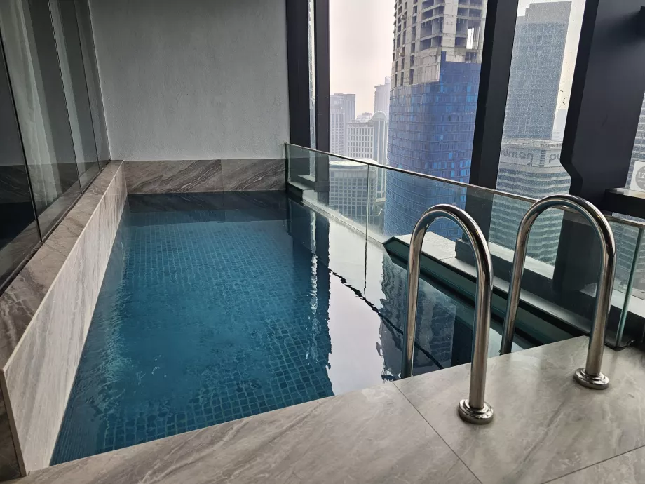 Kolam renang di balkon