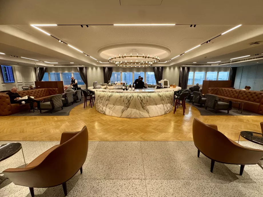 Lounge lantai atas dengan bar