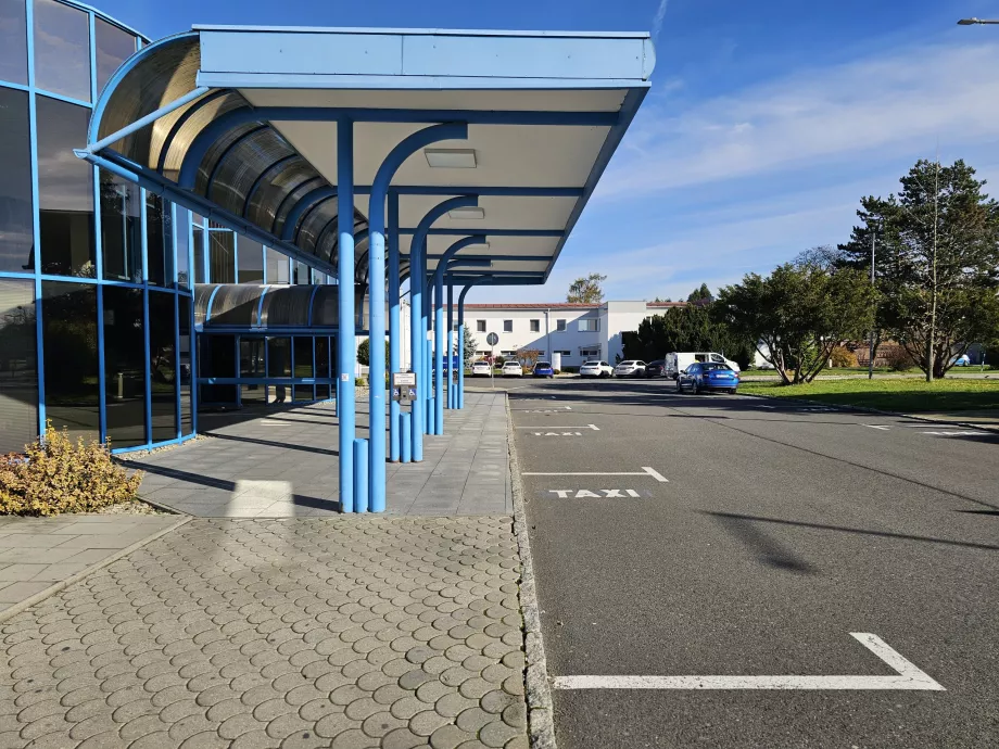 Taksi berdiri di depan aula kedatangan