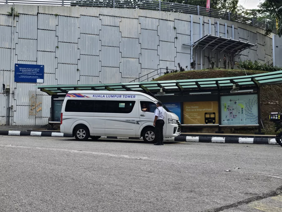 Bus antar-jemput dari pintu masuk ke Menara Tower