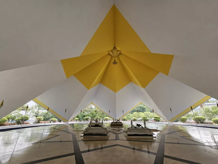 Masjid Nasional, Makam Pahlawan