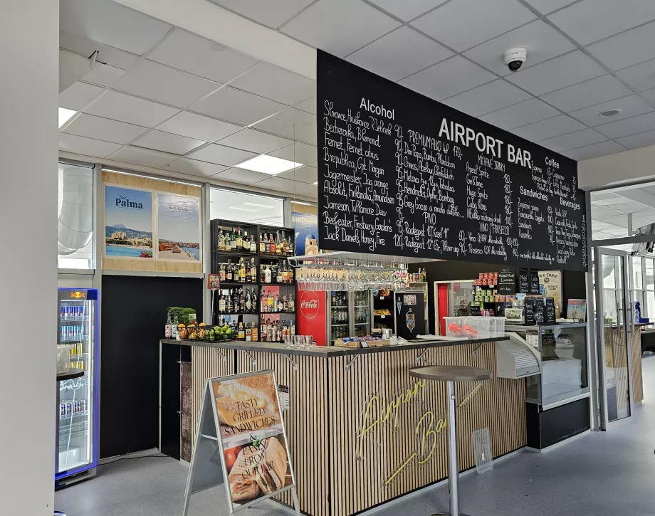 Bar bandara setelah pemeriksaan keamanan