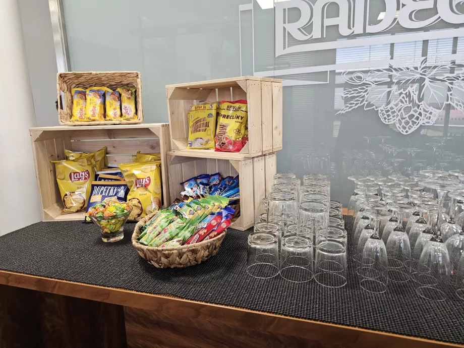 Permen, keripik, dan camilan gurih