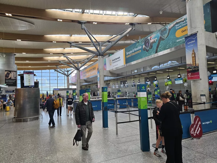 Meja check-in di aula keberangkatan