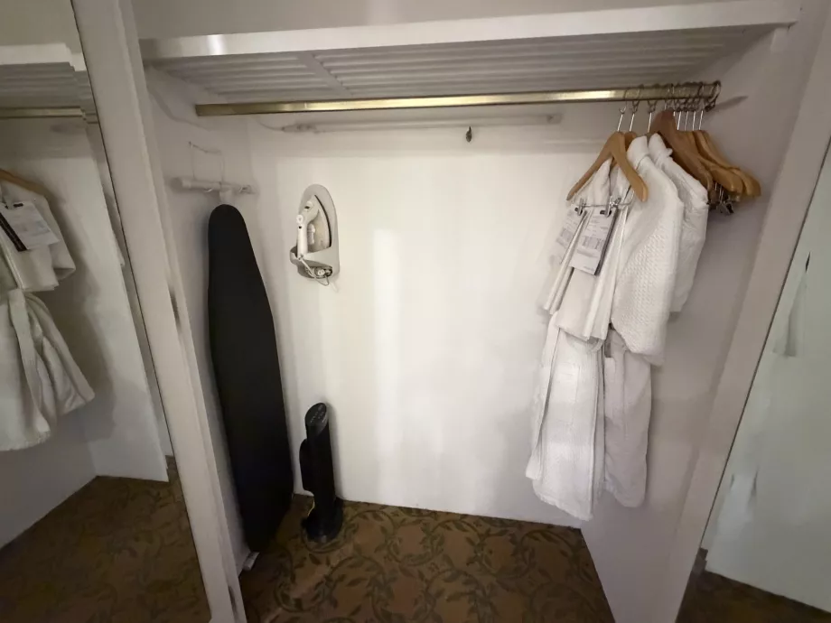 Jubah mandi dan papan setrika