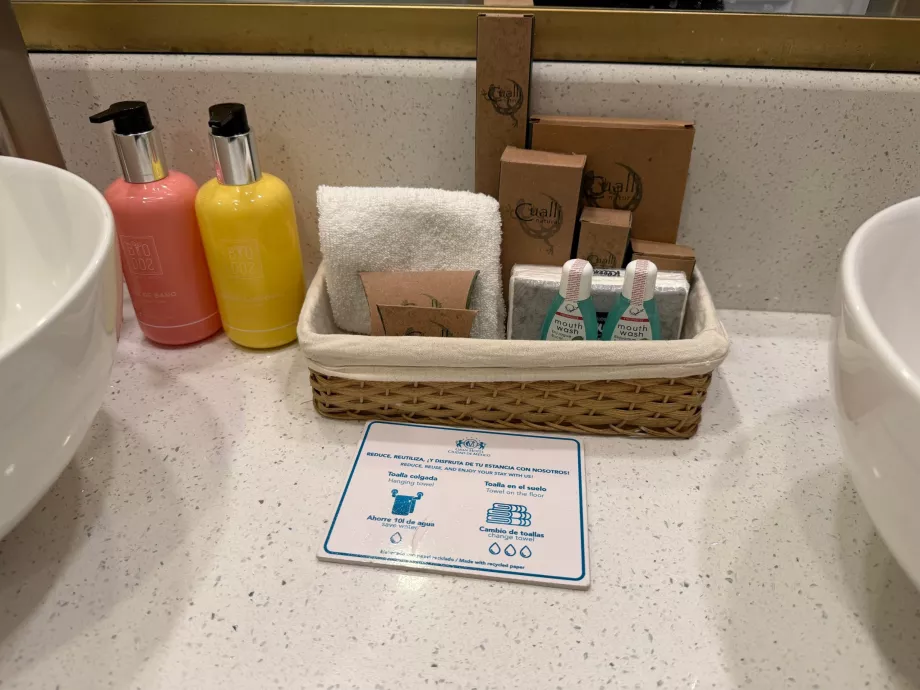 Perlengkapan mandi di kamar mandi