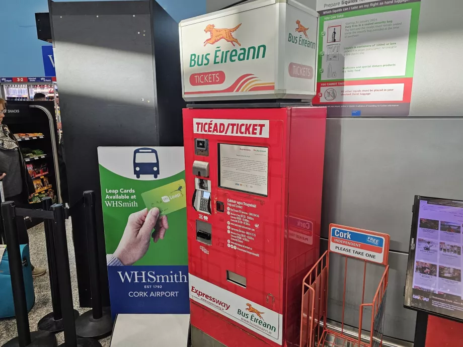 Mesin tiket di dalam aula kedatangan