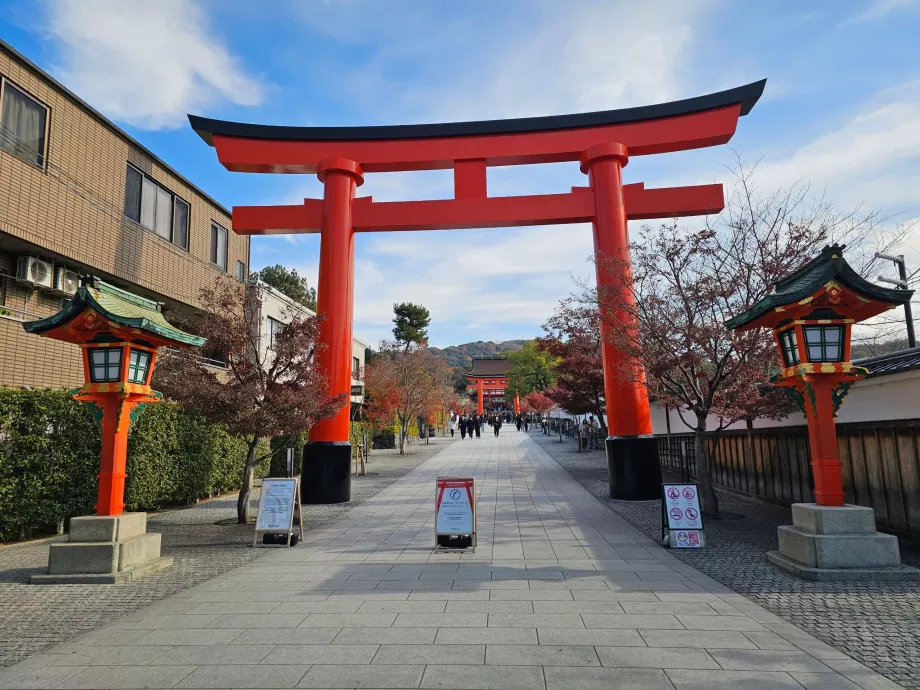 Zona pintu masuk pejalan kaki dari stasiun kereta api