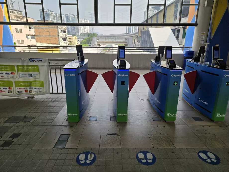 Pintu putar di stasiun kereta KTM