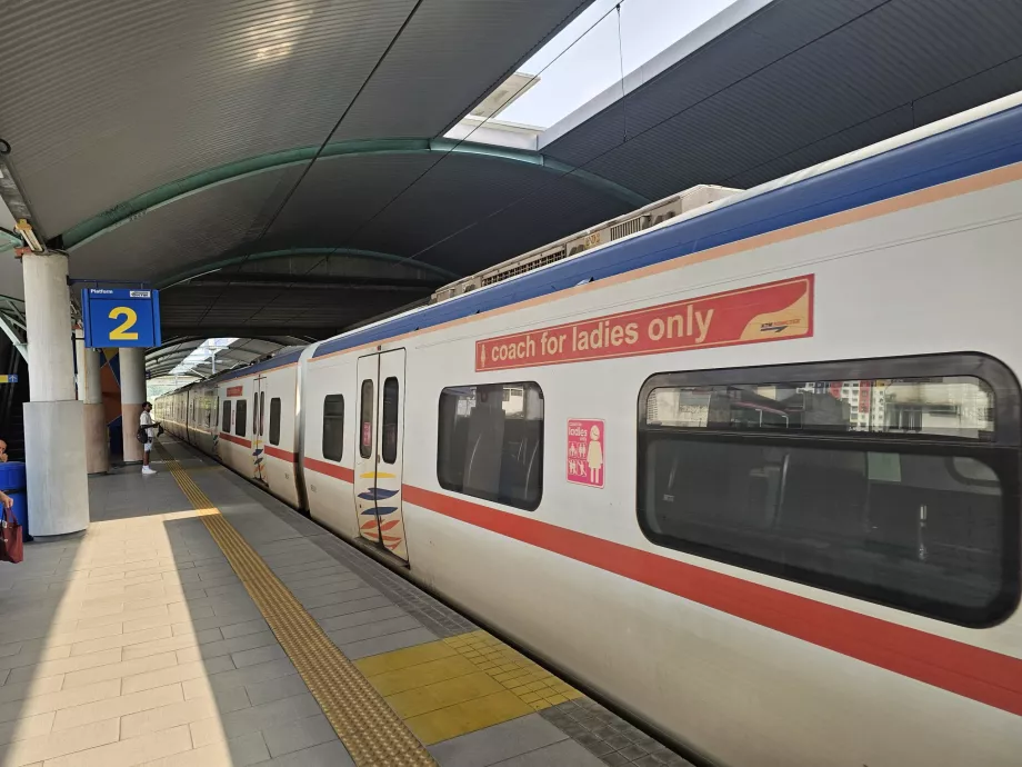 Gerbong khusus wanita di kereta KTM