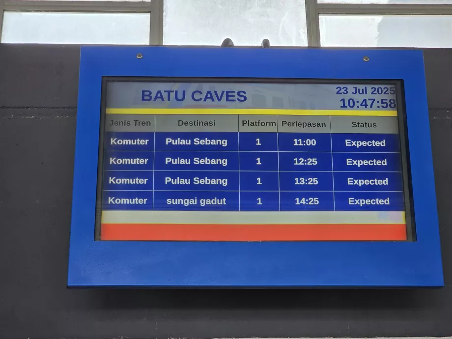 Papan informasi di stasiun Gua Batu