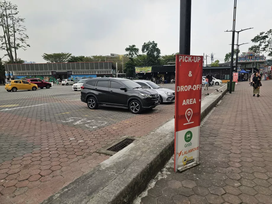 Titik penjemputan aplikasi Grab di Gua Batu