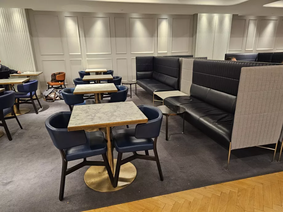 Meja makan di lantai 1