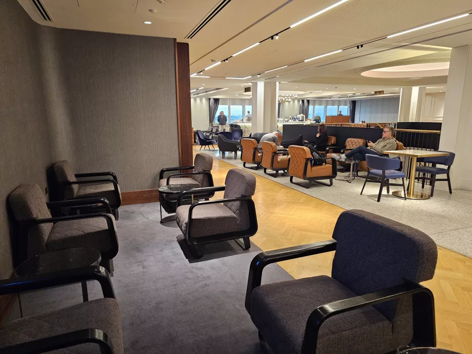 Kursi berlengan di tempat istirahat