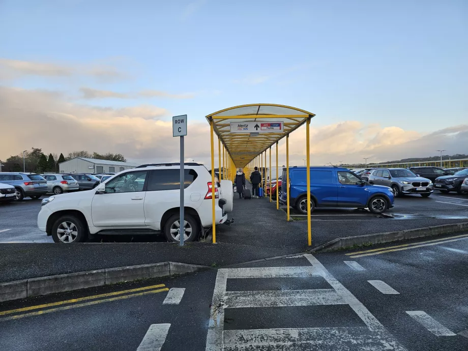 Rute berjalan kaki ke perusahaan penyewaan mobil