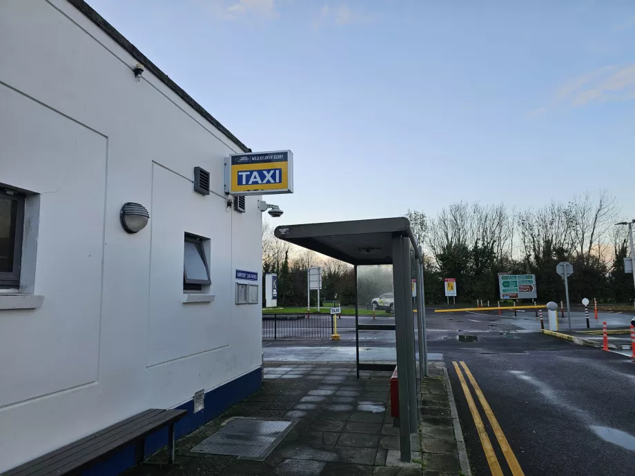Pangkalan taksi dan halte bus