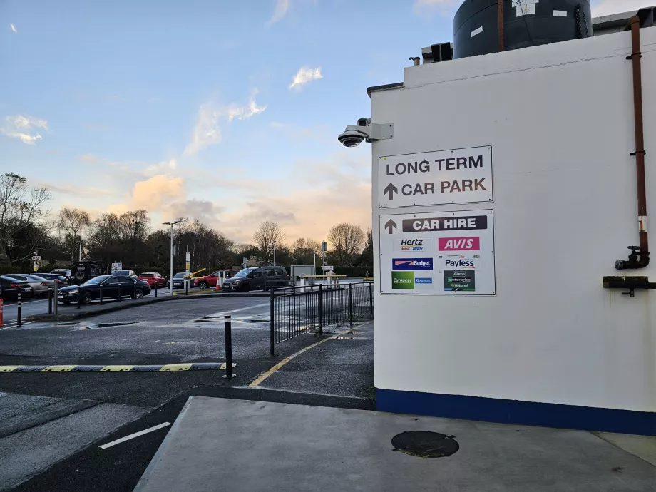 Rute berjalan kaki ke perusahaan penyewaan mobil