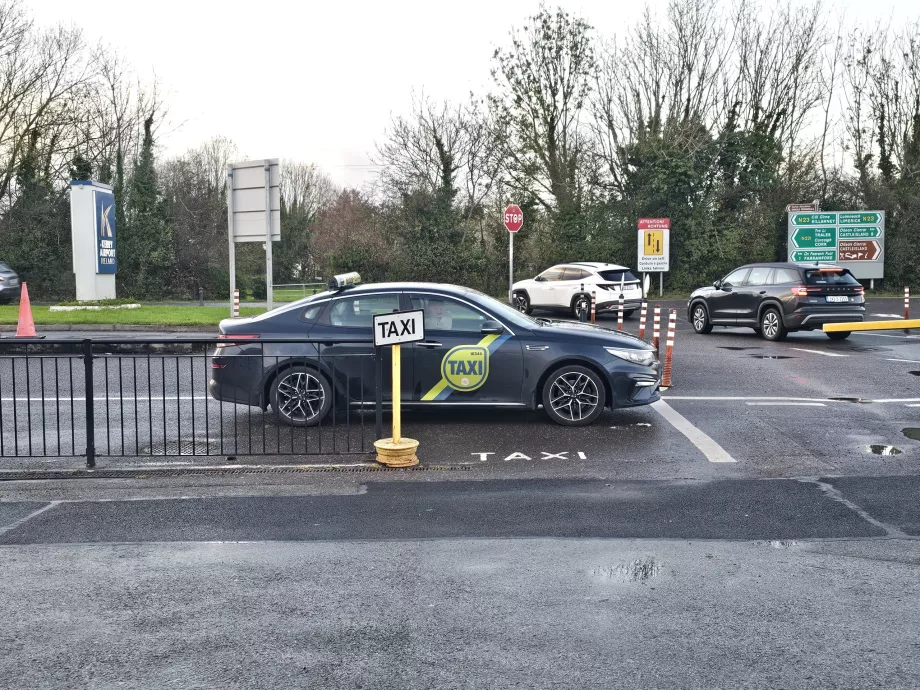 Pangkalan taksi di depan terminal
