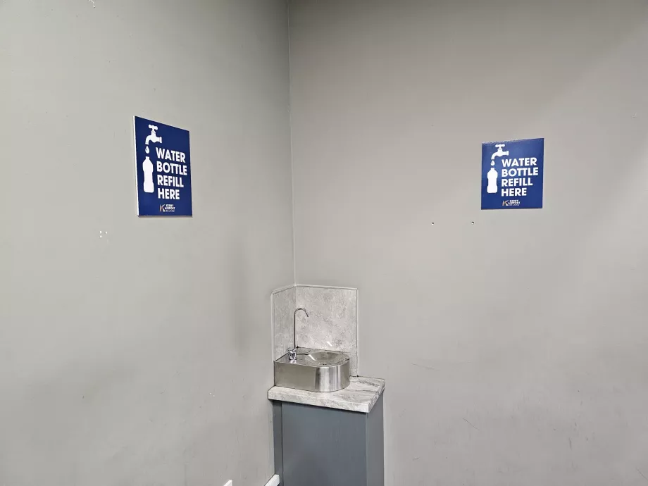 Minum air setelah pemeriksaan keamanan