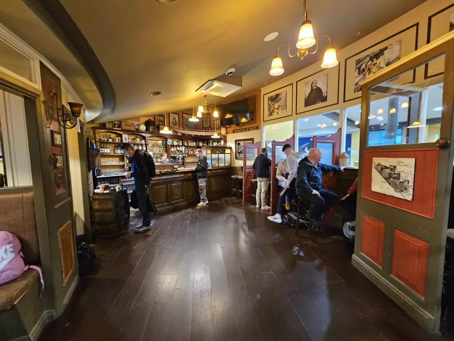 Pub setelah pemeriksaan keamanan