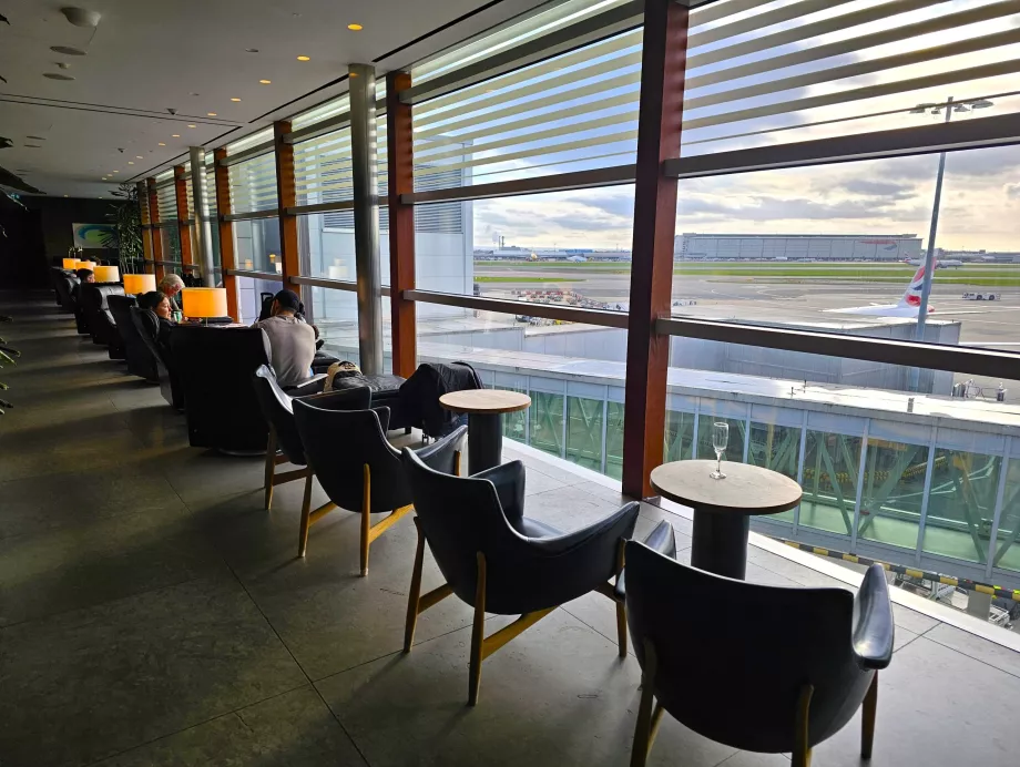 Kursi berlengan dengan pemandangan landasan pacu