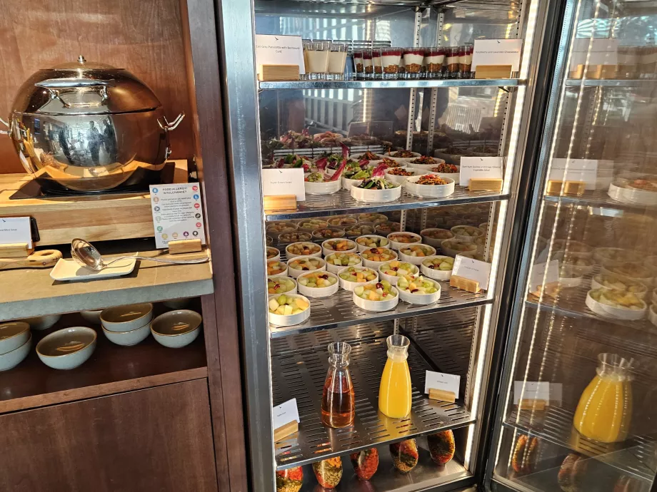 Buah, panna cotta, jus, dan salad sayuran