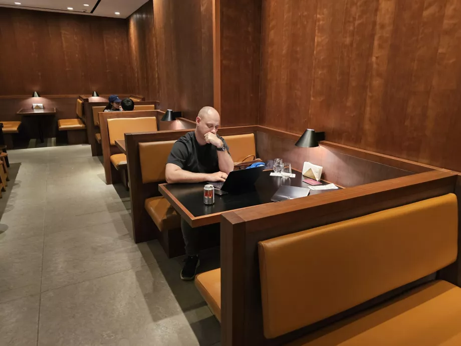 Kami bekerja di ruang tunggu