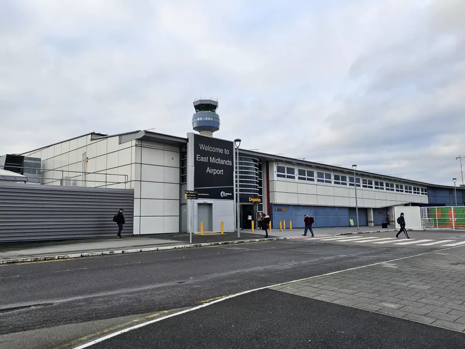 Ruang tunggu keberangkatan Bandara East Midlands