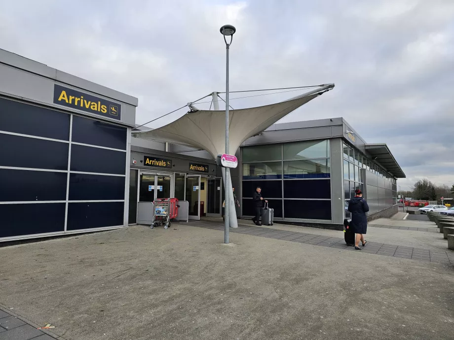 Aula Kedatangan Bandara East Midlands