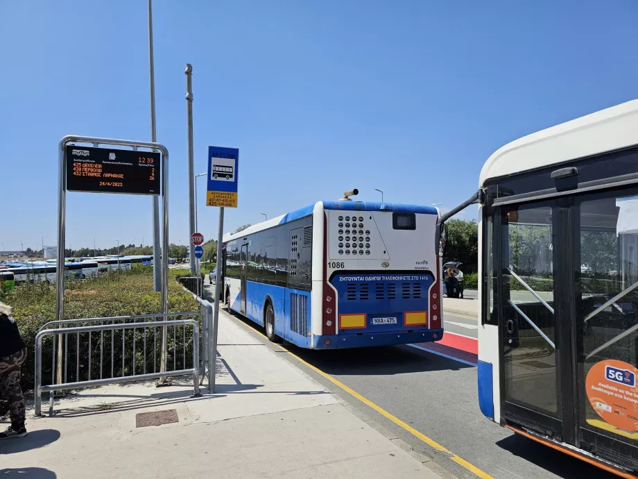 Halte bus angkutan umum