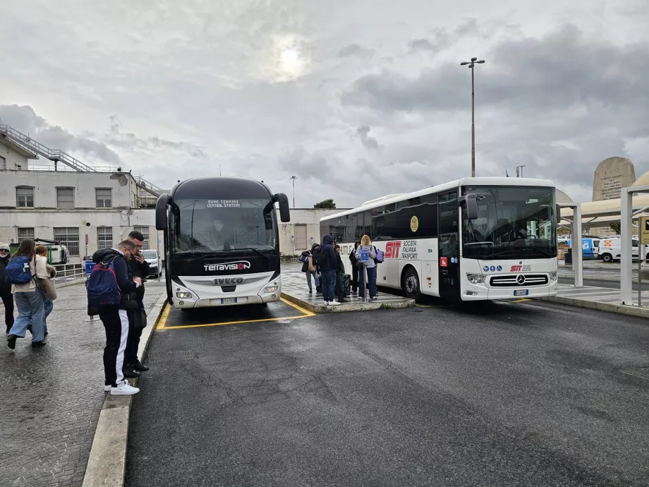 Bus ekspres berhenti di halte ke arah Roma Termini