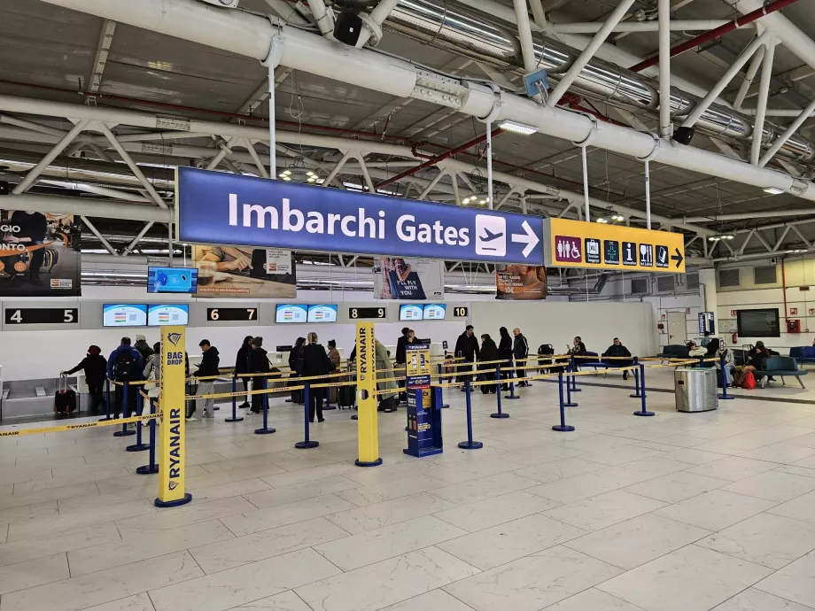 Aula keberangkatan dengan meja check-in