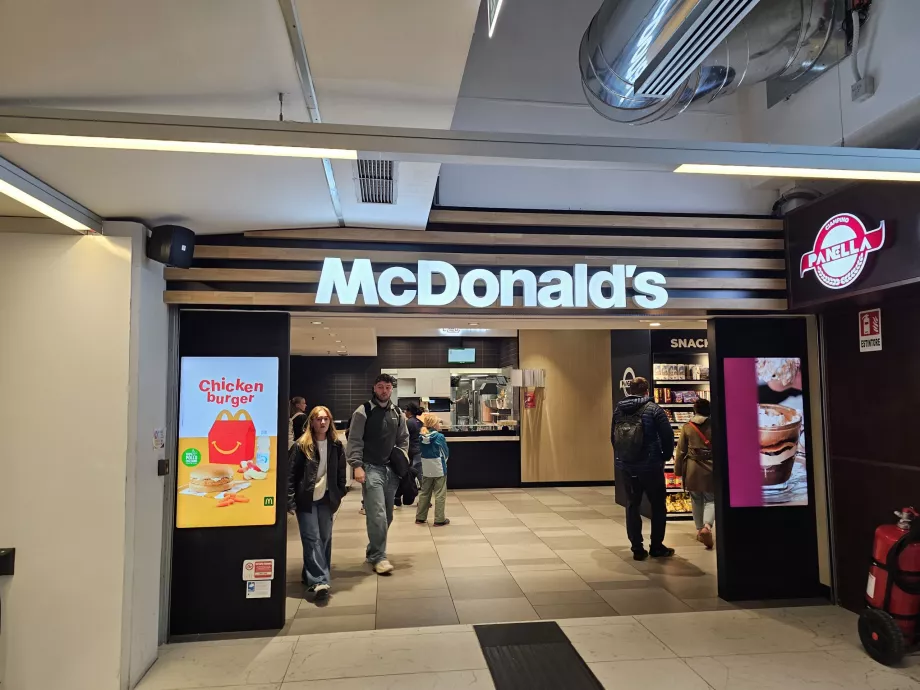 McDonald's di aula keberangkatan, area publik