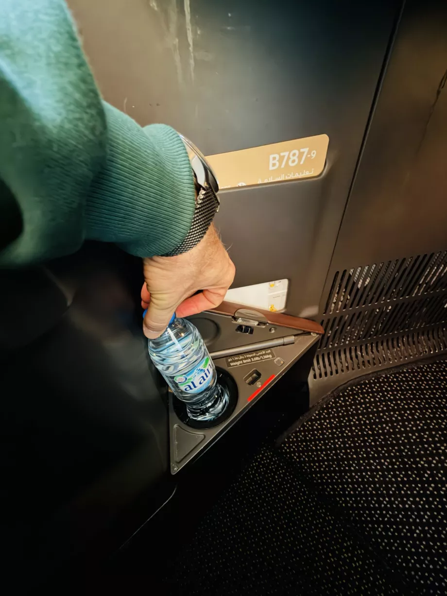 Botol air dalam kompartemen penyimpanan