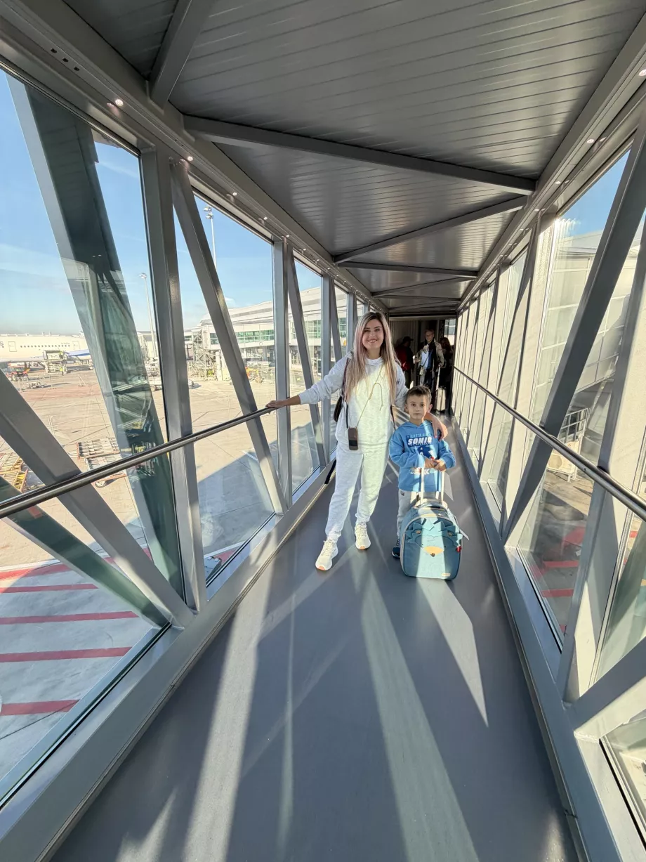 Wanita dengan anak laki-laki lanjut usia di jembatan