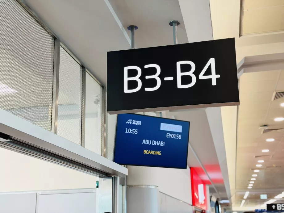 Gerbang naik ke pesawat untuk penerbangan EY156