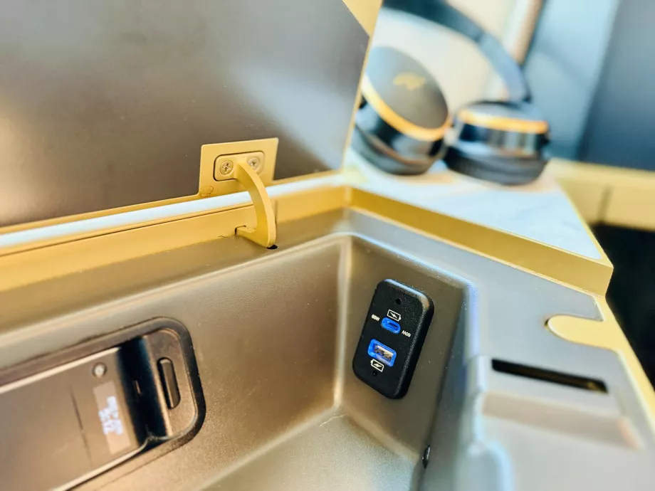 Soket USB-C dan USB-B untuk pengisian daya