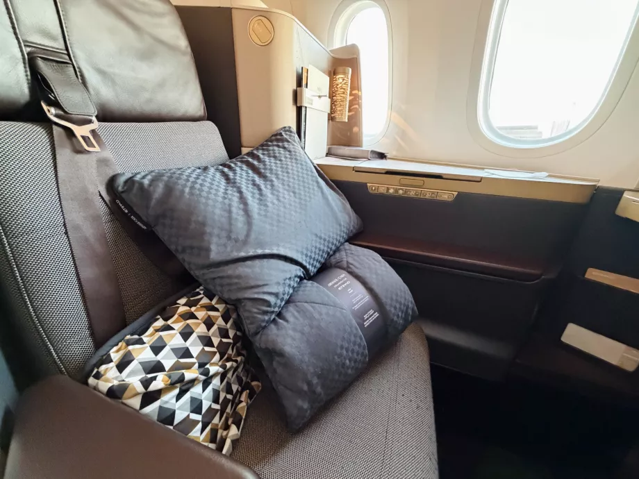 Penyangga punggung, bantal, dan selimut Armani