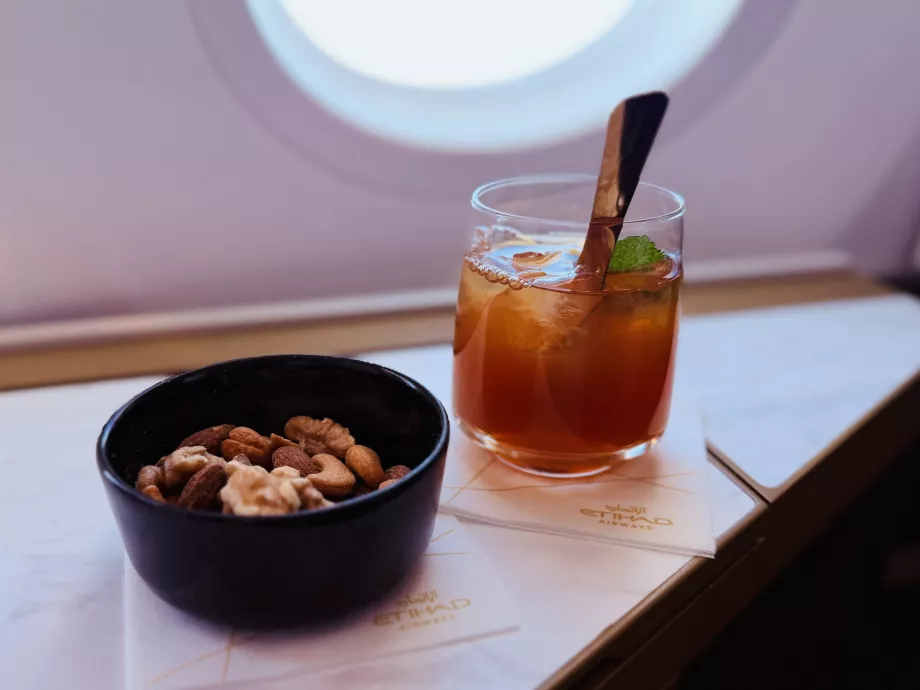 Campuran kacang hangat dan es teh