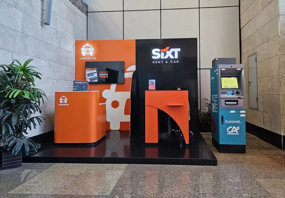 Konter penyewaan mobil di aula kedatangan