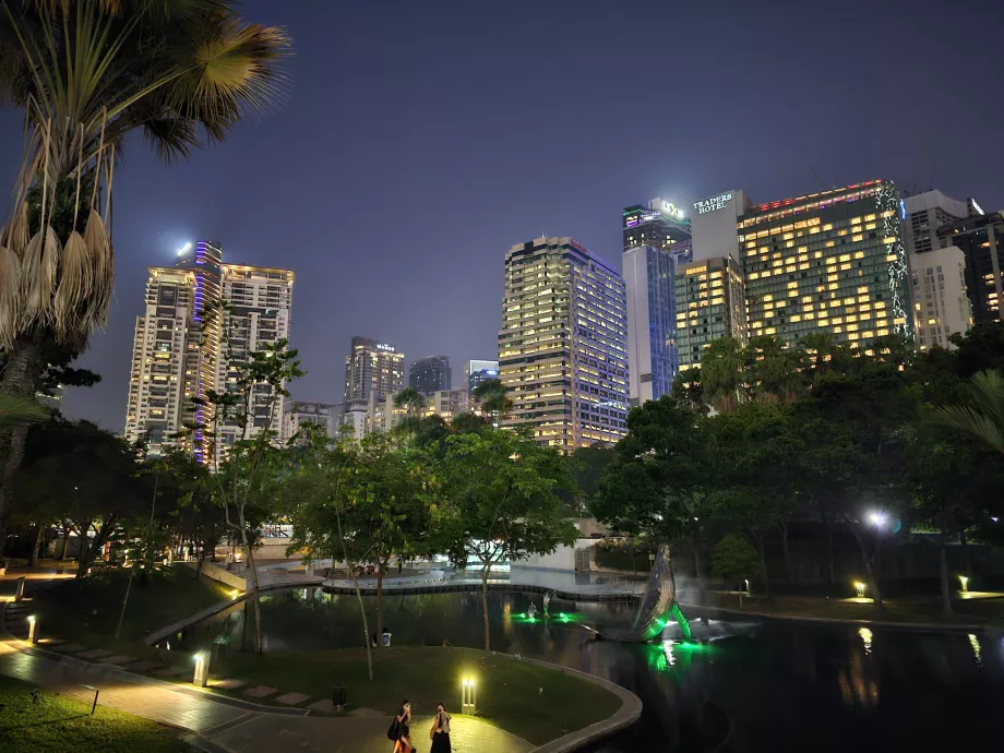Taman KLCC pada malam hari