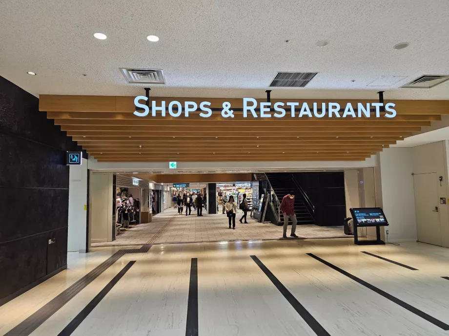 Toko dan restoran di area publik