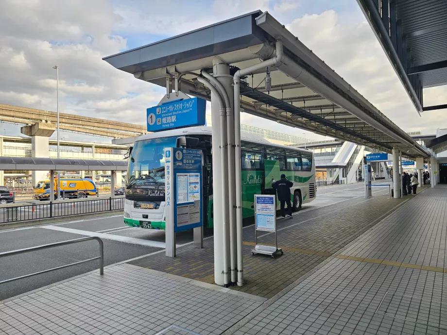 Bus di depan terminal
