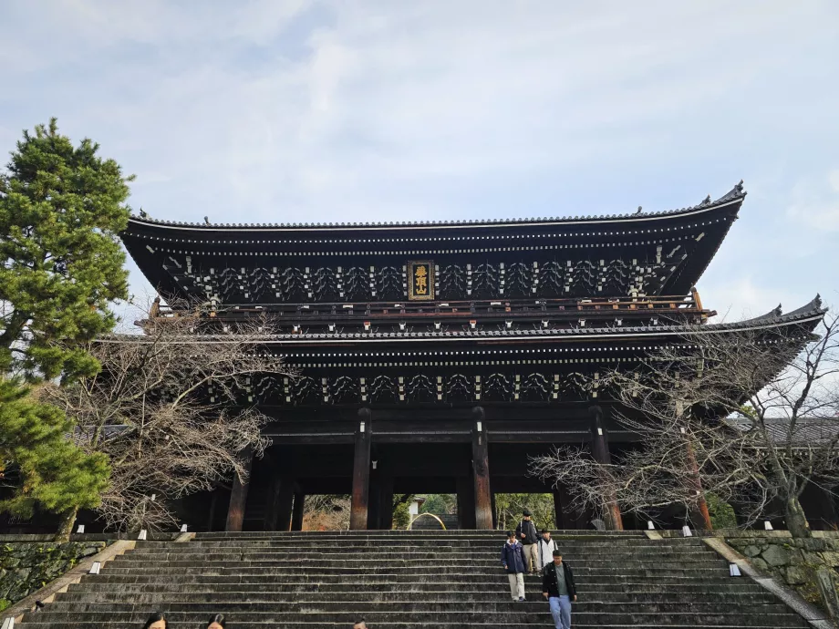 Kuil Chion-in, gerbang utama