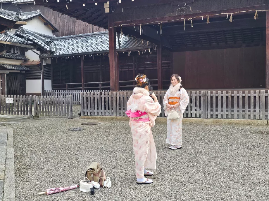 Mendaki gunung dengan kostum geisha