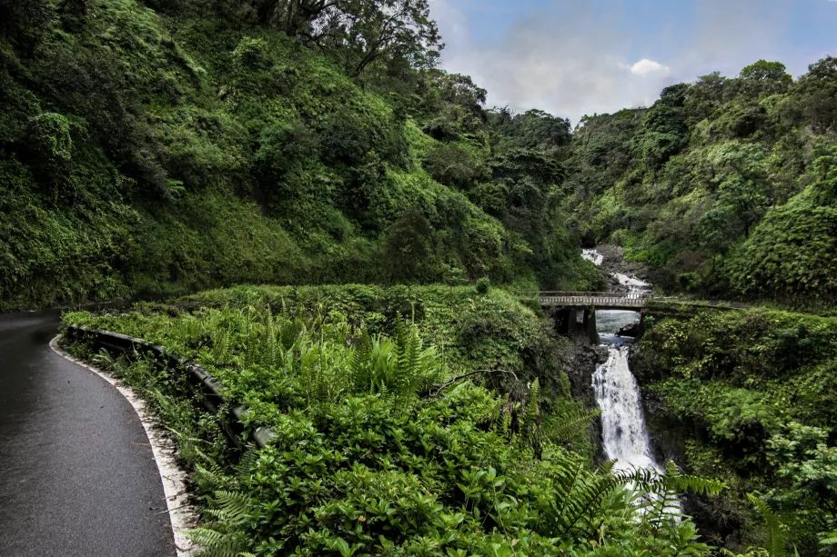 Jembatan di atas air terjun di jalan Hana