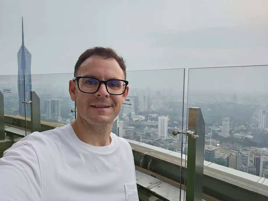 Saya di dek observasi Menara