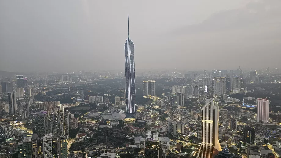 Pemandangan gedung pencakar langit Merdeka 118 dari Menara Tower