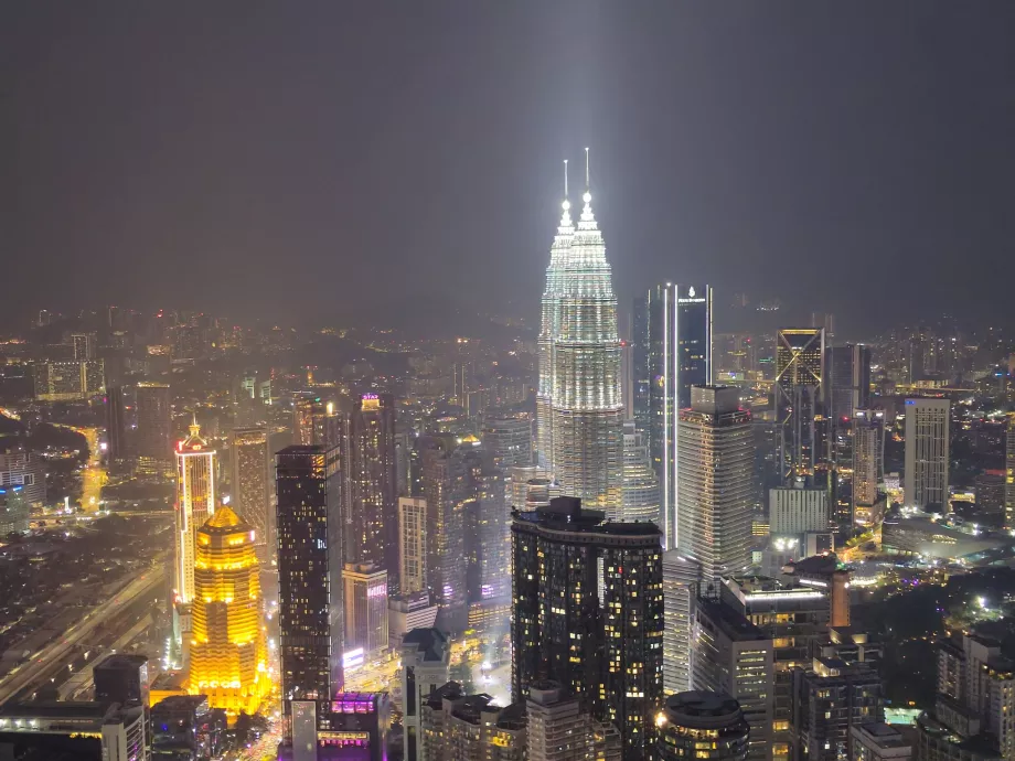 Pemandangan Menara Kembar Petronas dari teras terbuka